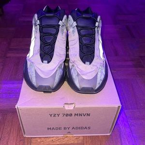 YEEZY 700 MNVN RESIN USED